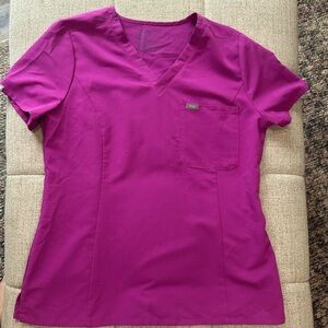Pink fig’s scrub top slim fit Catarina one pocket!